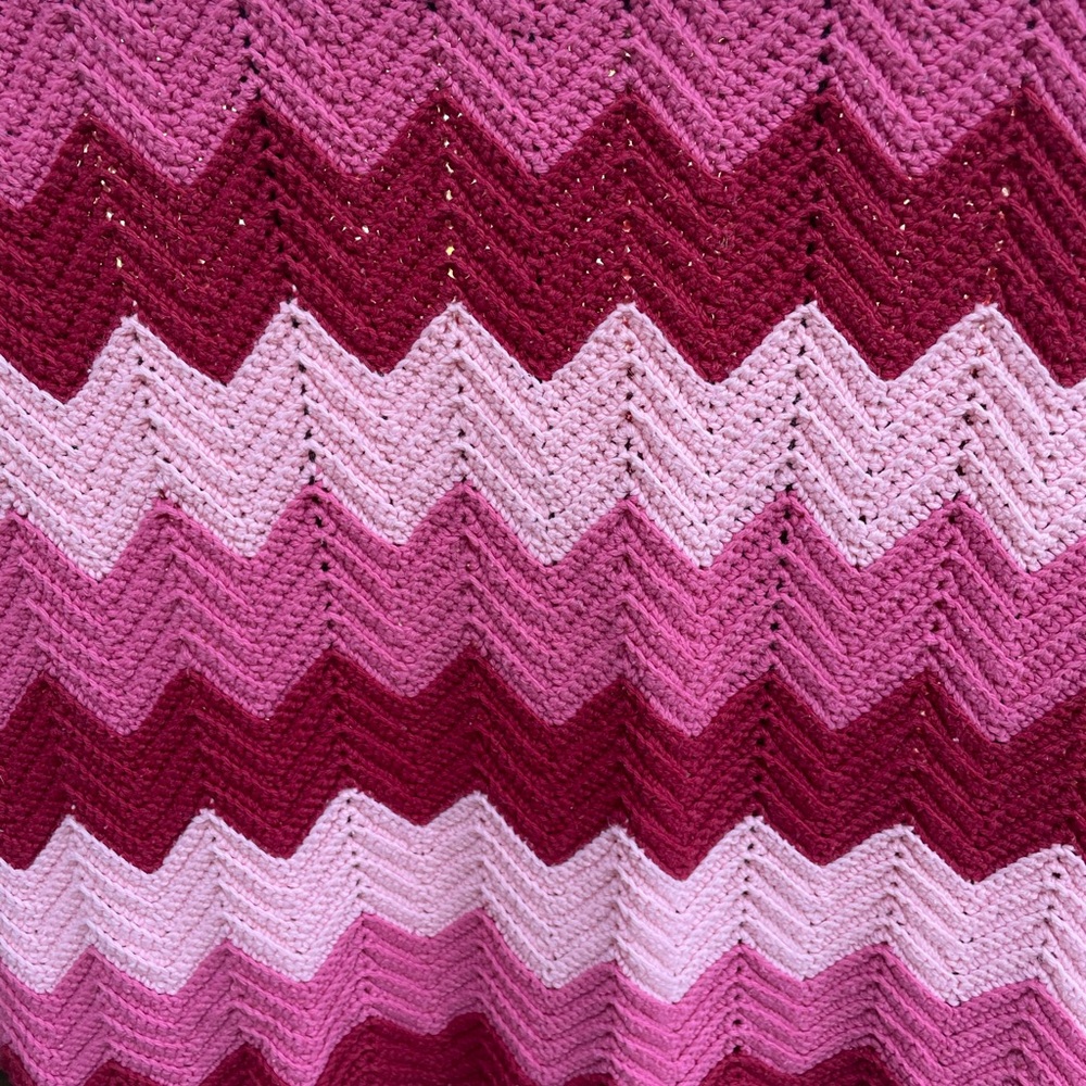 Vintage Handmade Afghan Adorable shades of Pink 🌺 - Picture 8 of 16